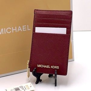 MICHAEL KORS
Jet Set Travel Medium Top Zip Leather Card
Case Wallet
Dark Cherry